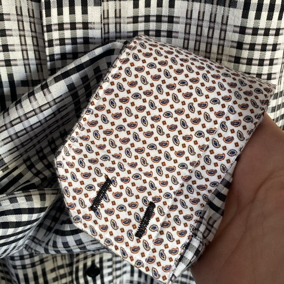 Robert Graham Button Down Long Sleeve Shirt. Black, White, Beige Pattern. Size M - Picture 7 of 16